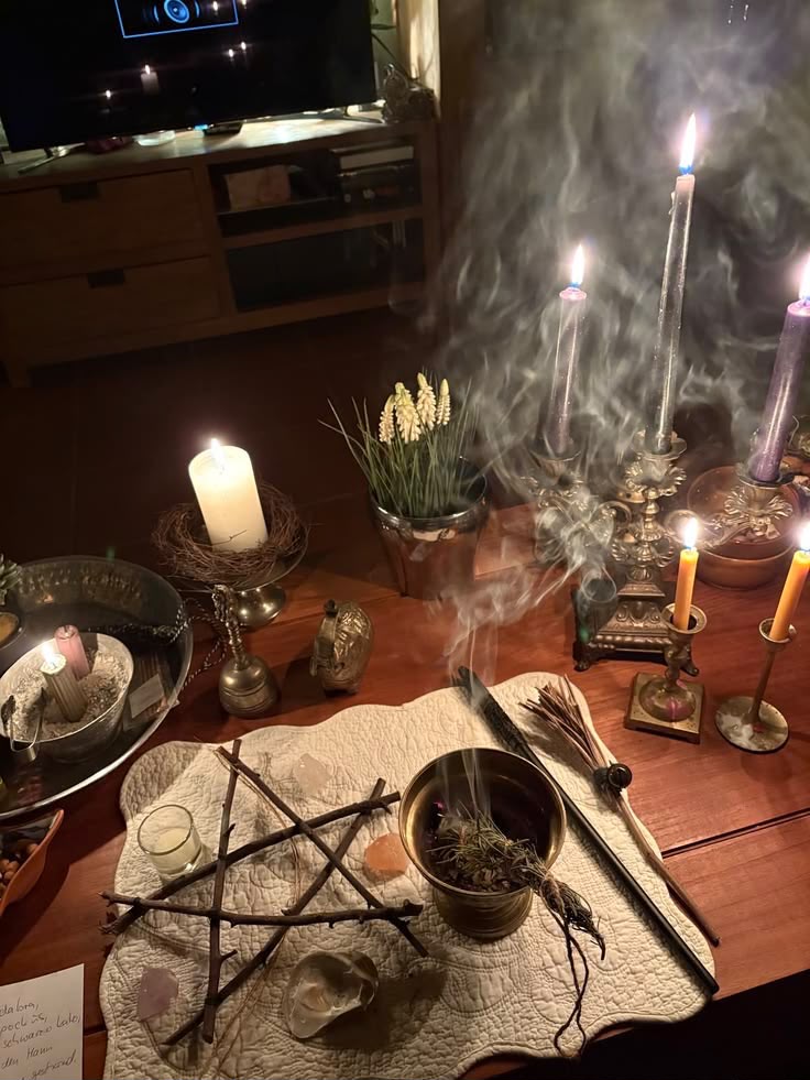 Espace rituel de Morgana avec bougies et encens